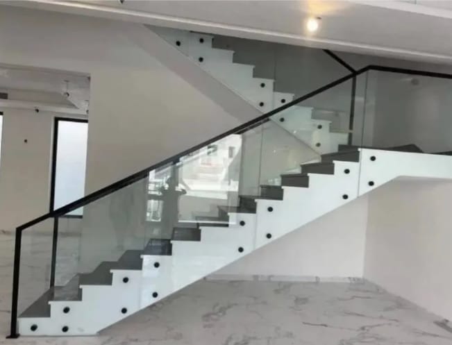 من أعمالنا في تركيب الدرابزين والدرج الزجاجي - صورة 2