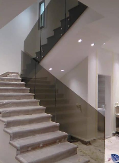 من أعمالنا في تركيب الدرابزين والدرج الزجاجي