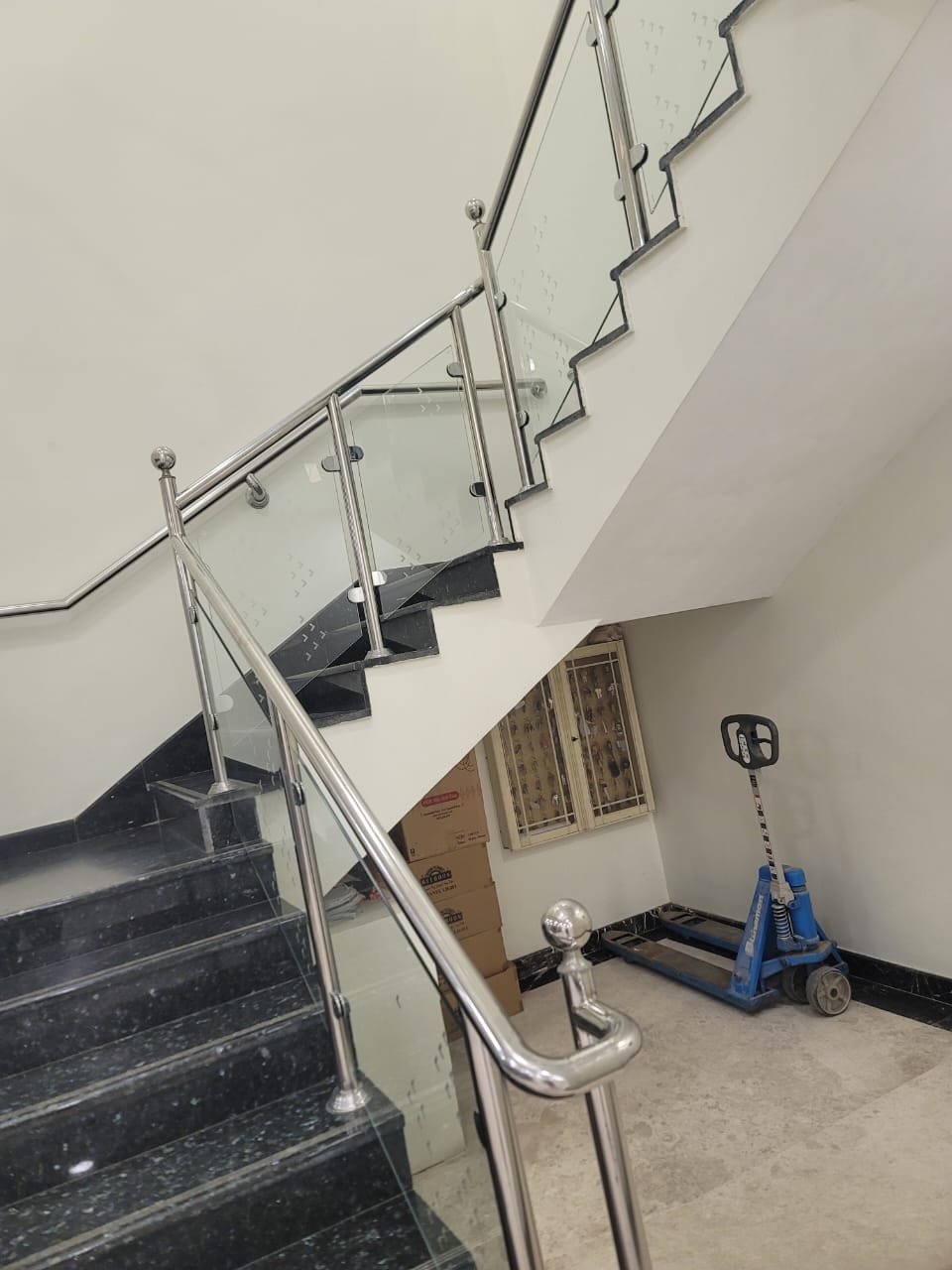 من أعمالنا في تركيب الدرابزين والدرج الزجاجي - صورة 11
